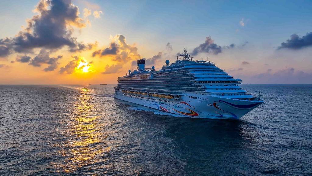 中国首制大型邮轮爱达魔都号完工试航凯旋