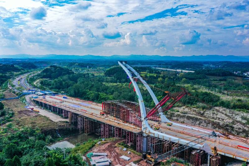 成都首座千吨级桥塔竖转成功