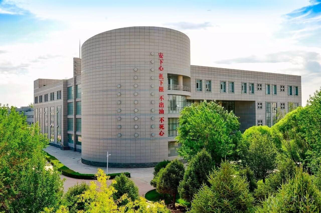 青春向党,强国“油”我——学习石油赤子侯祥麟“奋斗者正青春”故事有感
