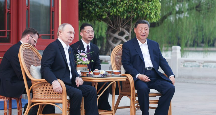 习近平同俄罗斯总统普京在中南海小范围会晤