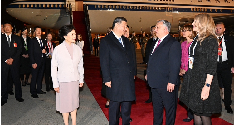 习近平抵达布达佩斯开始对匈牙利进行国事访问