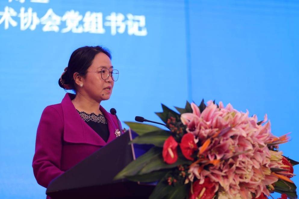 张莉主持深圳院士专家高峰会暨粤港澳大湾区创新发展论坛