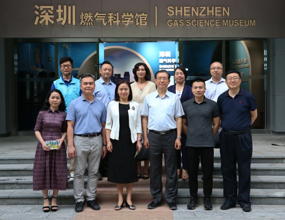 张莉,李真等领导在燃气科学馆前合影张莉一行考察燃气科学馆来源:深圳