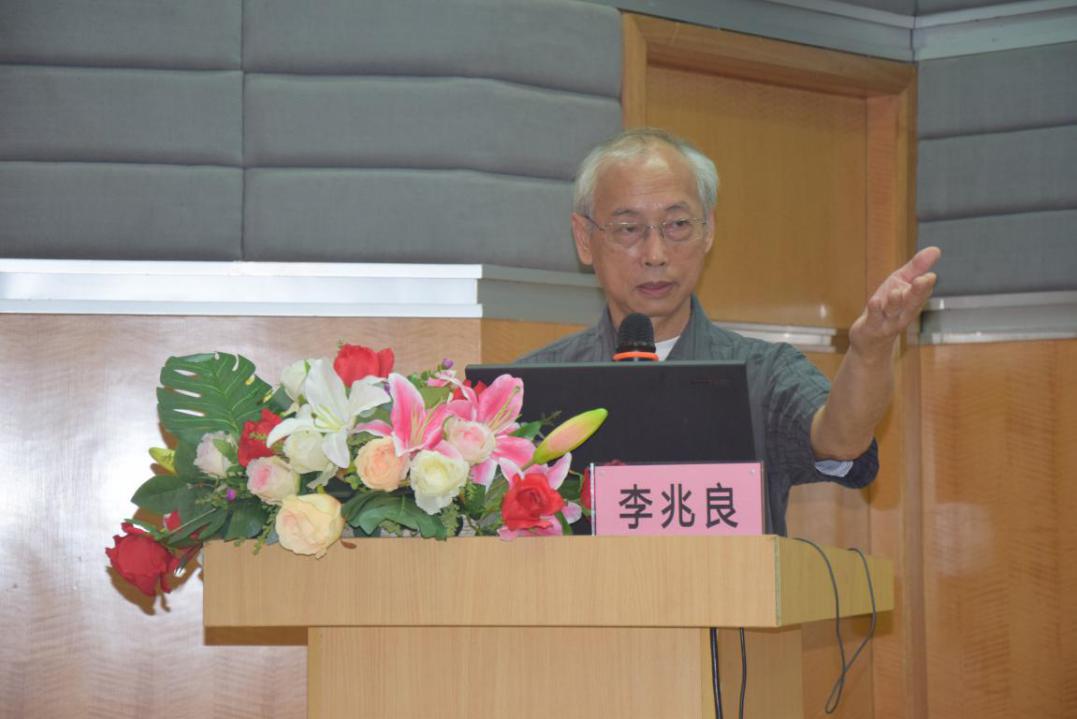 讲座中,李兆良讲述了自己研究华人科技史的起因.