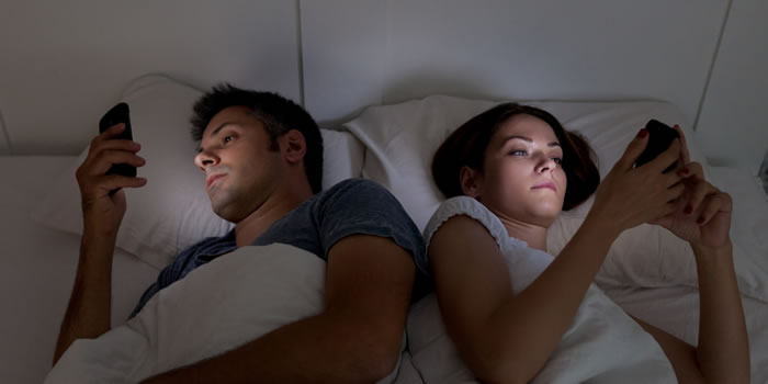 夜间看手机、玩电脑常会影响睡眠