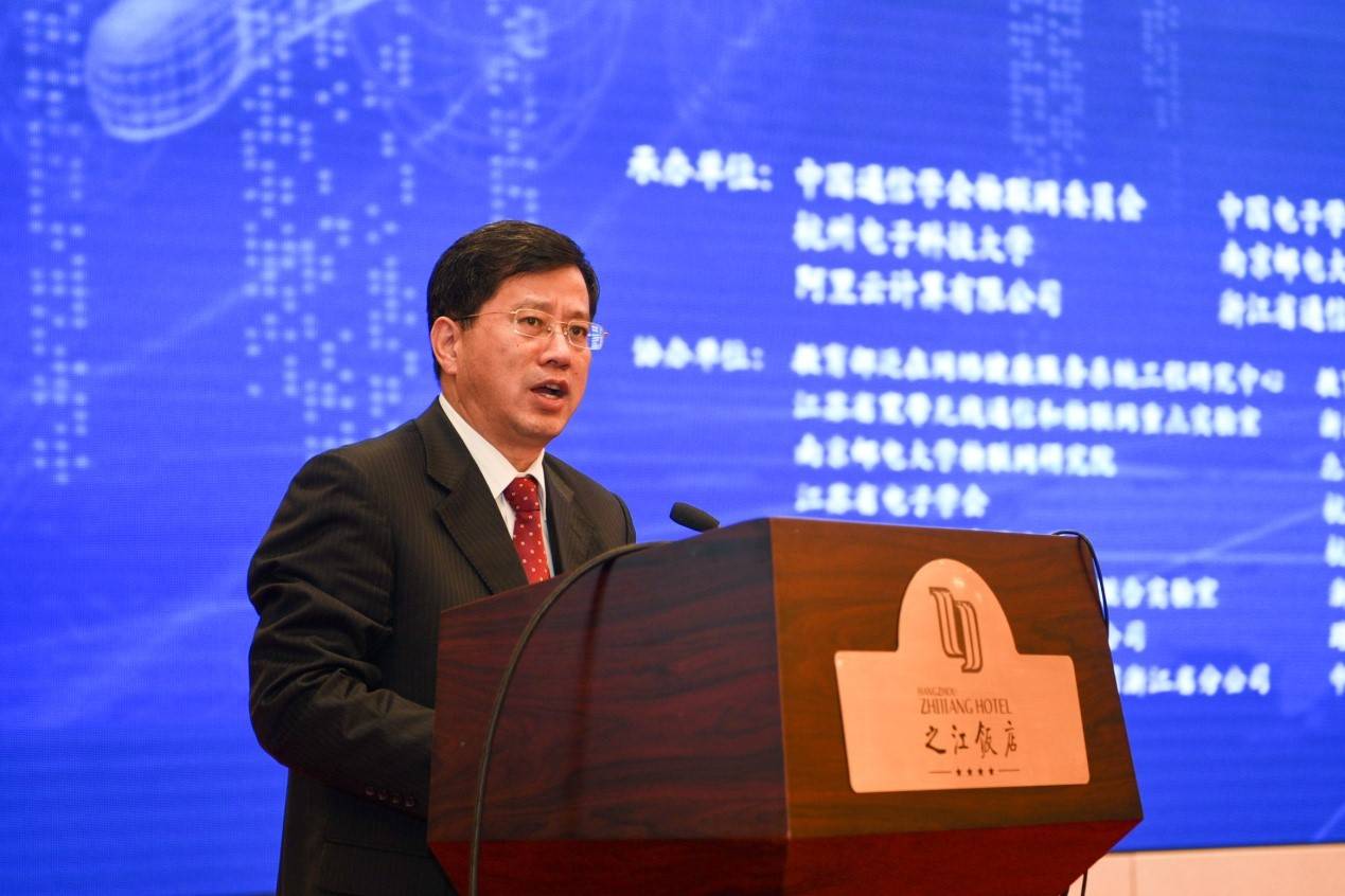 中国电子学会副秘书长刘明亮主持报告环节