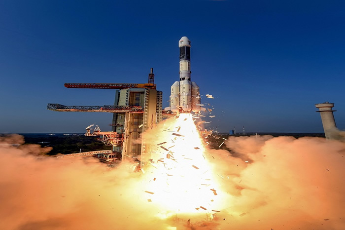 GSAT-7A的卫星搭乘一枚GSLV-MKⅡ运载火箭，从印度东南部的斯里赫里戈达岛萨蒂什·达万航天中心发射升空