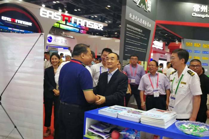 中国航海学会常务副理事长曹迪,秘书长王群,副秘书长顾维国以及学会