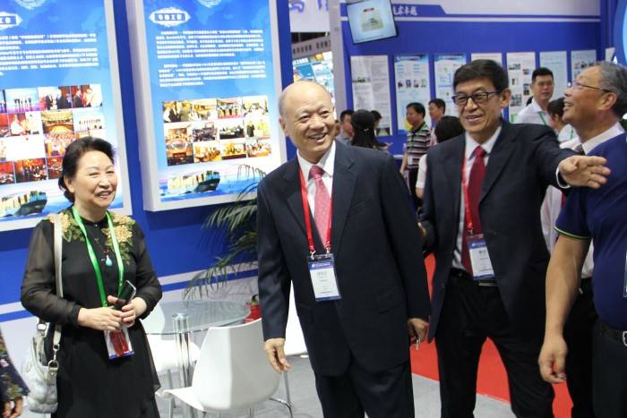 中国航海学会常务副理事长曹迪,秘书长王群,副秘书长顾维国以及学会