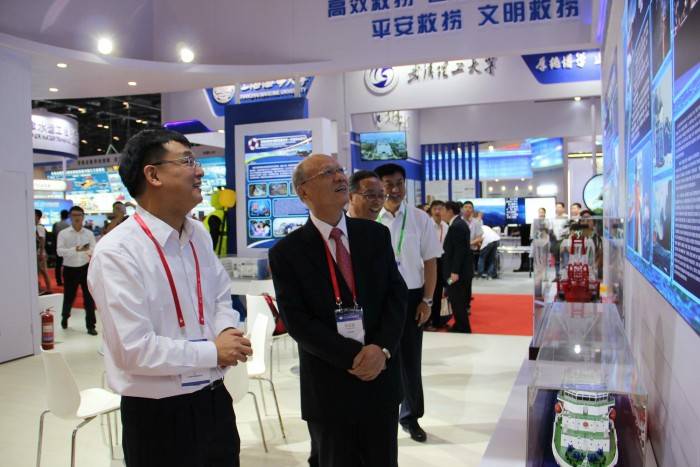 中国航海学会常务副理事长曹迪,秘书长王群,副秘书长顾维国以及学会