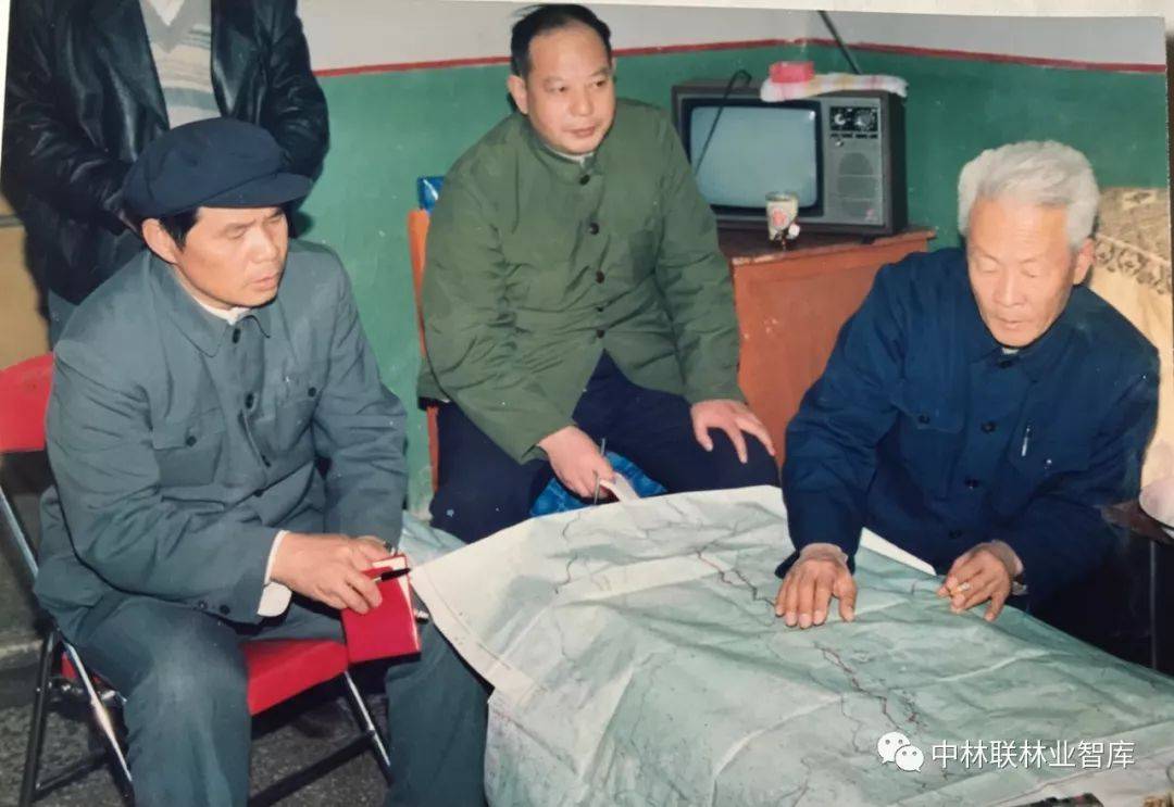 1987年5月,董智勇副部长,副总指挥 在大兴安岭研究扑火方案.