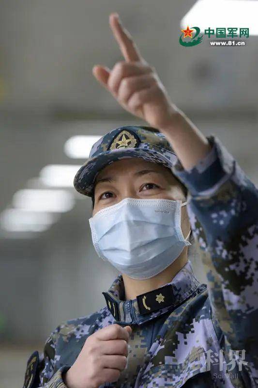 向女军医们,致敬!