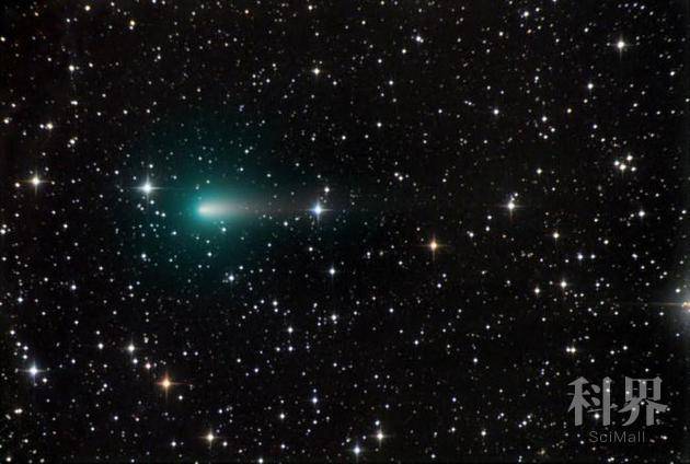 天体摄影师克里斯·舒尔于2020年4月9日在亚利桑那州拍摄到这张Atlas彗星的照片，他说：“现在这颗彗星看起来很分散，希望在近日点附近还能看到一些奇特现象!”