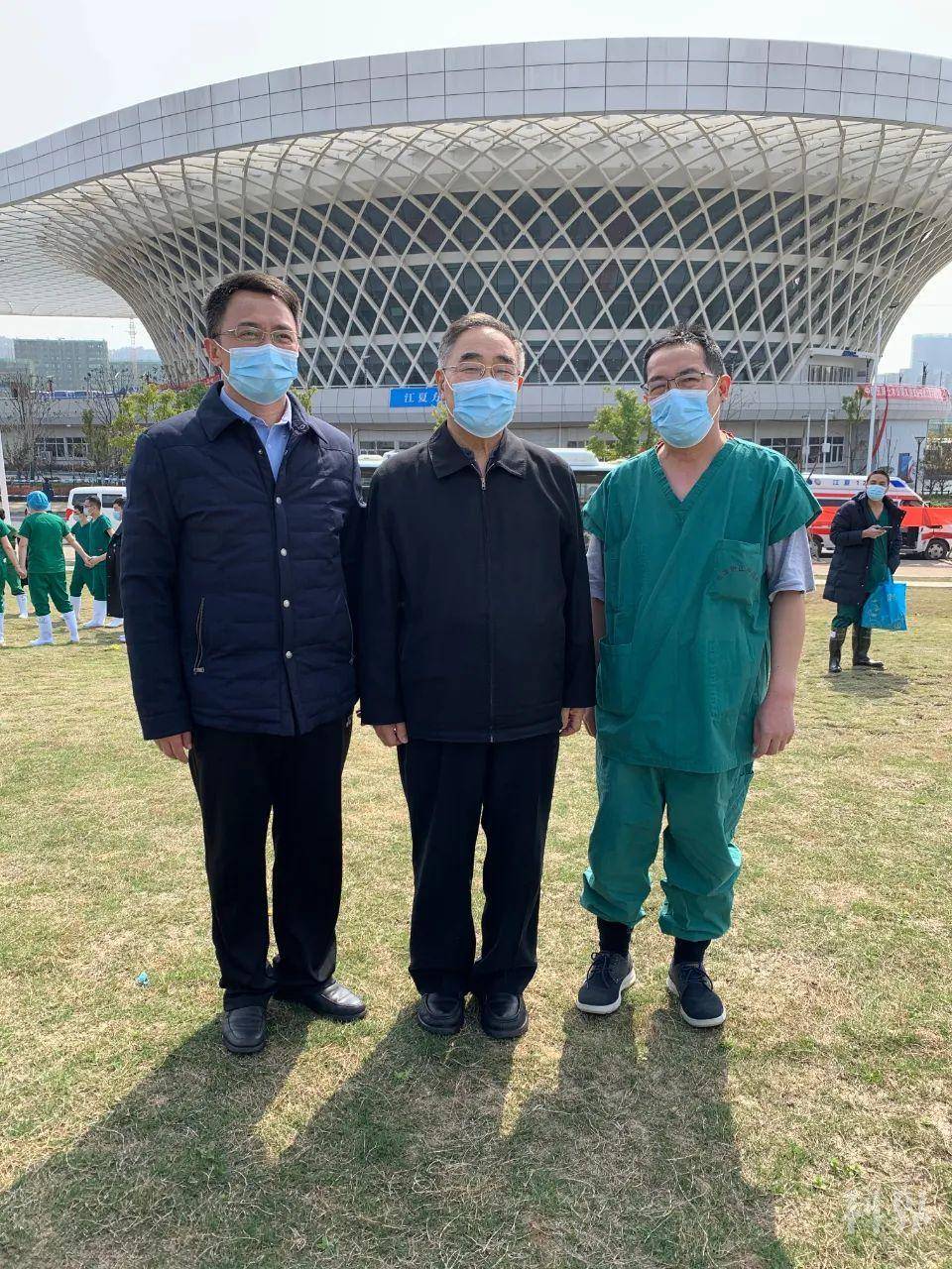 胜利封舱——张伯礼父子(中,右)和江夏区委领导(左)在江夏方舱医院门