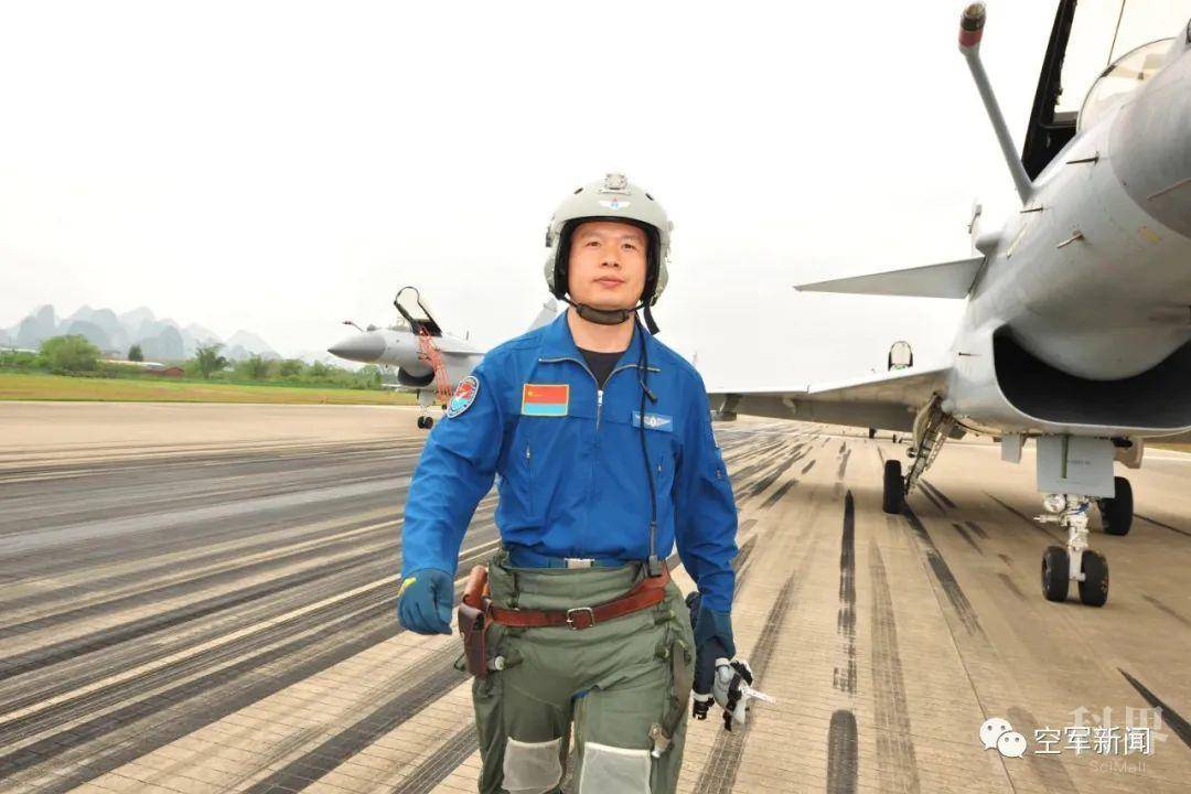 战机低空遭鸟撞击,37秒3次避开居民区