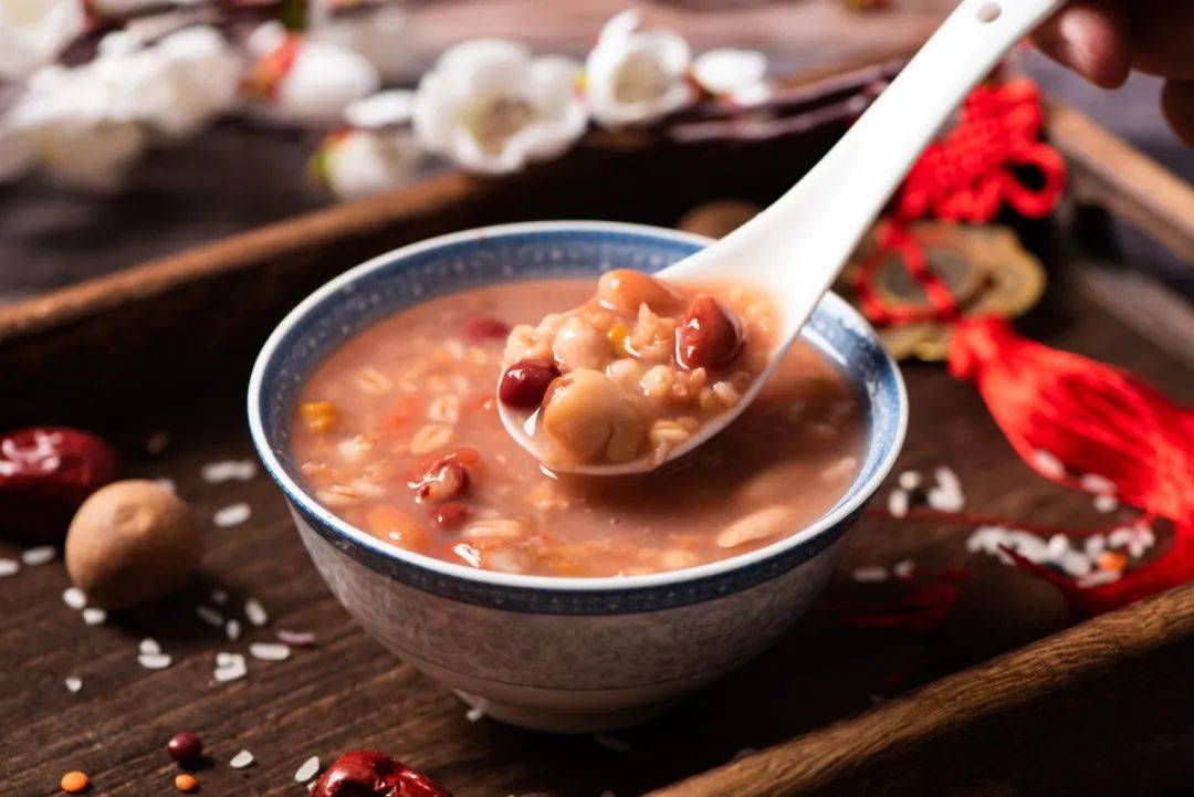 一碗腊八粥熨帖身心加点料养生作用翻倍
