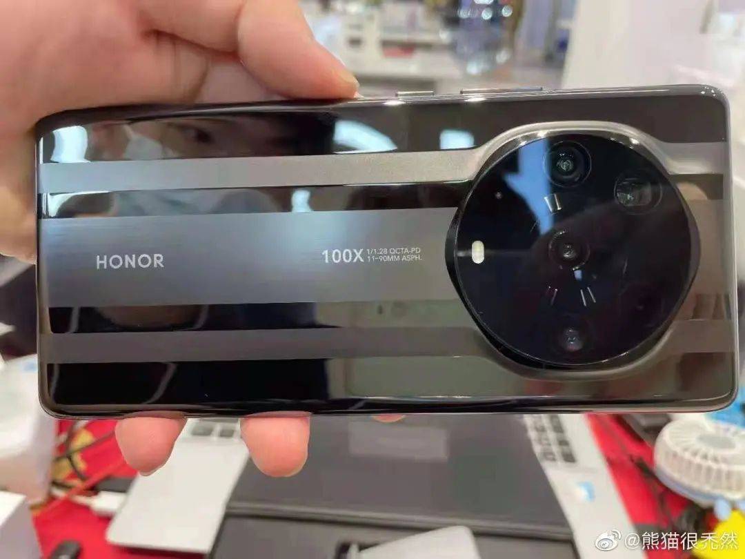 不过网上流传着一张荣耀magic3限量版的真机图,和华为mate40保时捷